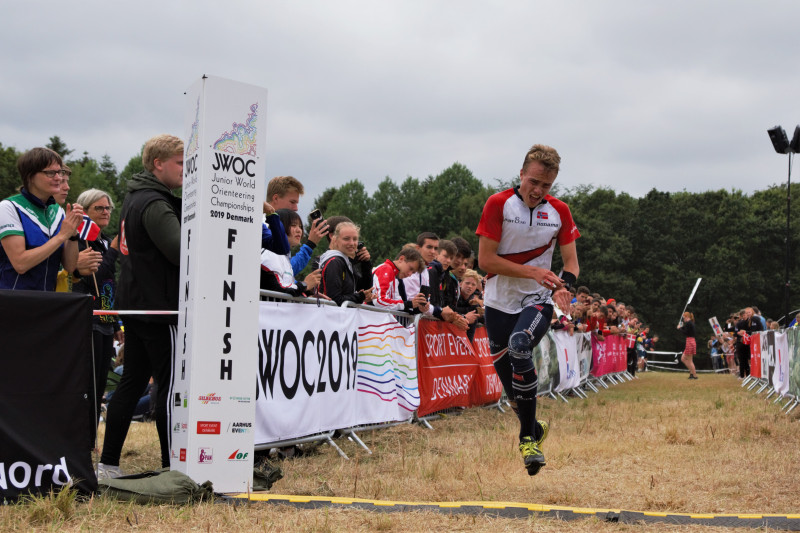 Kasper Fosser crossing the finish line